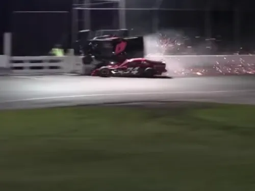 Une voiture s’envole pendant une course et retombe dans la foule...